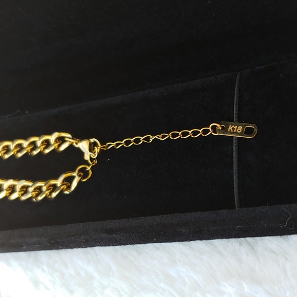 Queen Elizabeth 18K Gold Plated Coin Pendant with 16 Inch Chain - Picture 11 of 14